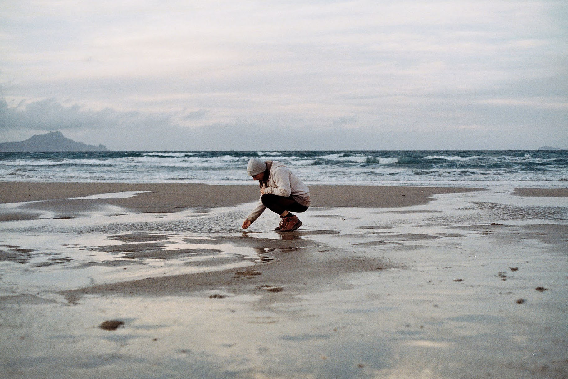 Looking for treasures on the beach in New-Zealand